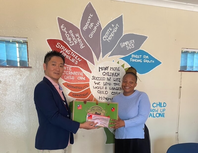 駐南非代表處警務秘書呂崇維（左）赴史瓦帝尼出席南部非洲警務會議期間，偕同國際警察協會團隊及當地警方，向史國偏鄉學校捐贈來自台灣的愛心文具組，此次捐贈的150份文具組內含筆袋、鉛筆、尺與橡皮擦等學習用品，並貼有台灣標誌，象徵跨越萬里的溫暖與情誼。（駐南非代表處警務秘書呂崇維提供）中央社記者李依璇傳真　115年2月21日