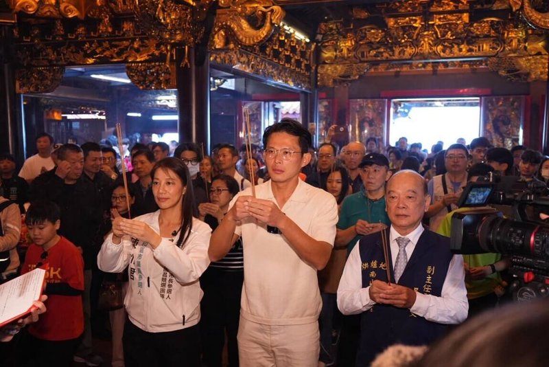 民眾黨新北市長參選人黃國昌（前中）21日赴中和、汐止等多處宮廟參拜。黃國昌表示，他的政見按部就班推出，下週會有新政見發表。（黃國昌競總提供）中央社記者王鴻國傳真　115年2月21日