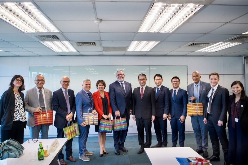 民進黨善用政黨外交契機，準備具台灣特色的伴手禮，其中被稱為「台灣LV」的茄芷袋讓外賓驚豔。（民進黨提供）中央社記者葉素萍傳真　115年2月21日