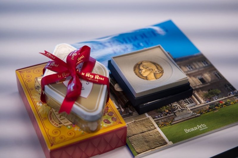 民進黨說,訪賓常回贈跟自己國家及選區有關的物品,比如法國參議員訪團,贈送盧森堡宮照片集;一位來自南方的參議員,贈送來自故鄉普羅旺斯、被列為「活文化遺產」的百年老店 Le Roy René的卡利頌(Calisson)杏仁軟糖。(民進黨提供)中央社記者葉素萍傳真 115年2月21日