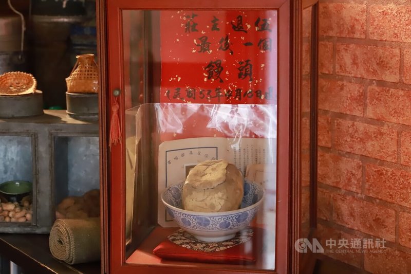 台中市太平區古農莊文物館鎮館之寶，為莊主張友吉1964年退伍當天在軍中最後一顆饅頭。中央社記者蘇木春攝　115年2月21日