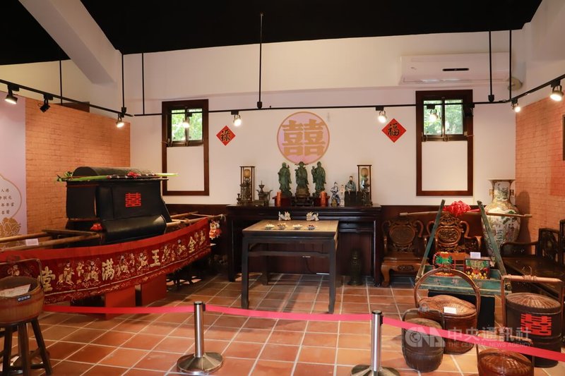 台中市太平區古農莊文物館正舉辦「囍事臨門」展，一覽傳統婚嫁各式用品。中央社記者蘇木春攝　115年2月21日
