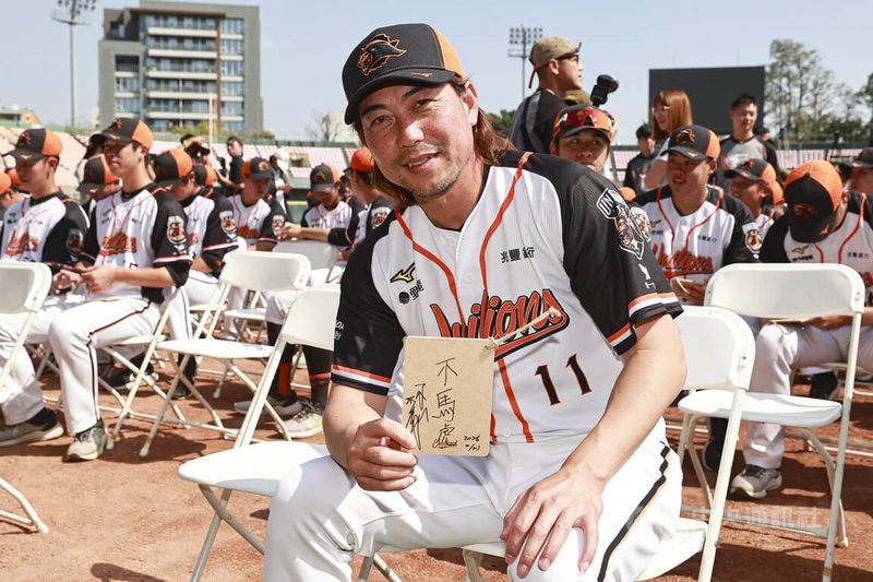 中華職棒統一7-ELEVEn獅隊21日在台南市立棒球場舉行2026年春訓開訓典禮，總教練林岳平（中）在祈願木牌寫下「不馬虎」，立志帶領球隊拿下總冠軍。中央社記者鄭清元攝　115年2月21日