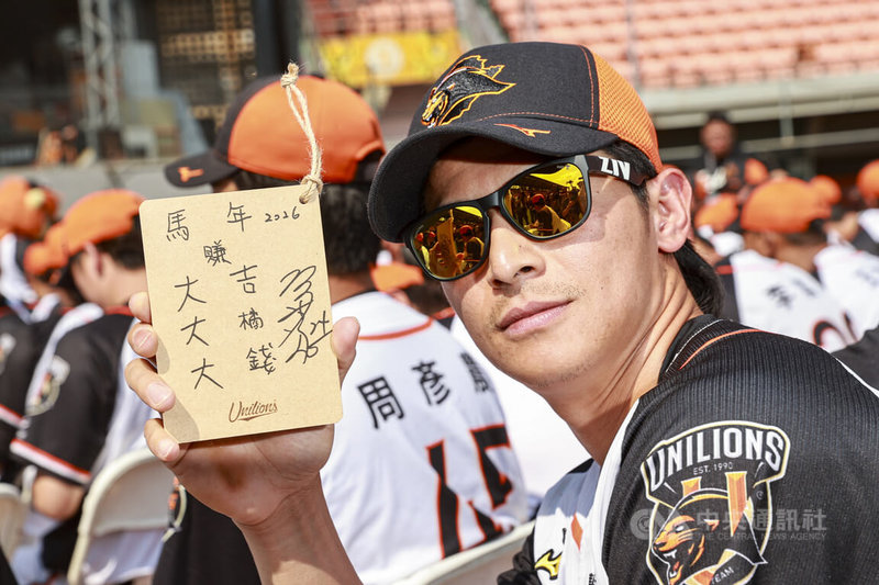中華職棒統一7-ELEVEn獅隊21日在台南市立棒球場舉行春訓開訓典禮，隊長陳傑憲（圖）出席並在祈願木牌寫下心願。中央社記者鄭清元攝　115年2月21日