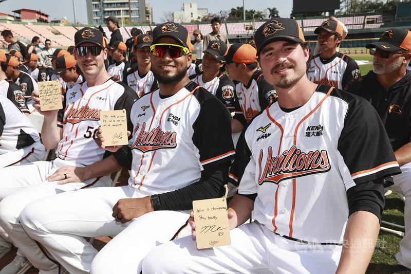 中華職棒統一7-ELEVEn獅隊21日在台南市立棒球場舉行春訓開訓典禮，隊中洋投布雷克（左起）、銳力獅、喬登出席，一起在祈願木牌寫下新球季目標。中央社記者鄭清元攝　115年2月21日