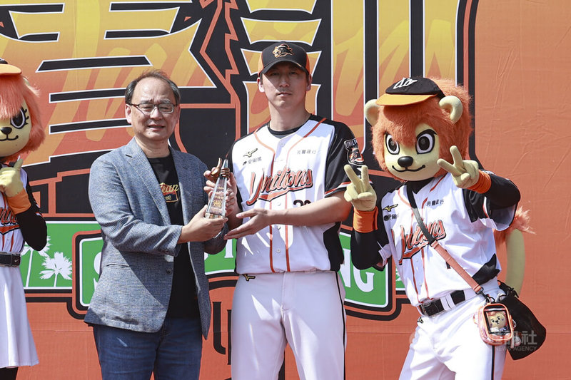 中華職棒統一7-ELEVEn獅隊21日在台南市立棒球場舉行春訓開訓典禮，投手高塩將樹（中）在會中獲頒2025傑出選手淬鍊獎，從領隊蘇泰安（左）手中接過獎盃。中央社記者鄭清元攝　115年2月21日