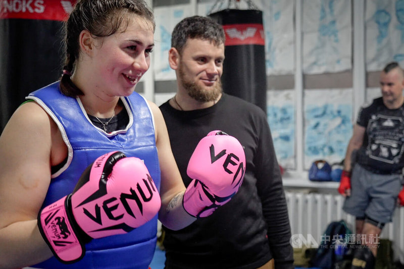 17歲的克里斯蒂娜(左一)是班內少有的女生,教練尤科夫(左二)在旁耐心指導。中央社記者陳彥婷斯拉維揚斯克攝 115年2月21日