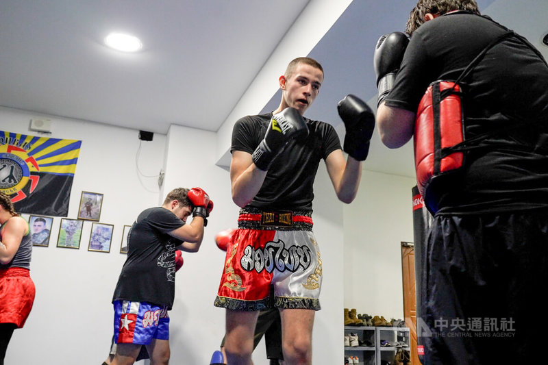 有調查指在前線地區,約32%受訪家庭表示家中兒童出現焦慮情形,常感不安、難以平靜。教練尤科夫希望學習泰拳有助幫兒童、青少年減壓。中央社記者陳彥婷斯拉維揚斯克攝 115年2月21日
