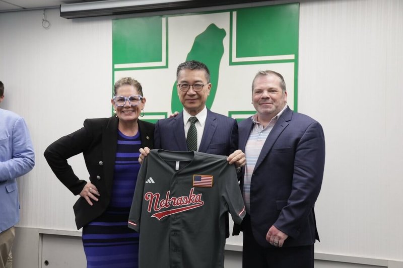 民進黨說,美國訪賓回贈的伴手禮常愛展現各州特色。(民進黨提供)中央社記者葉素萍傳真 115年2月21日