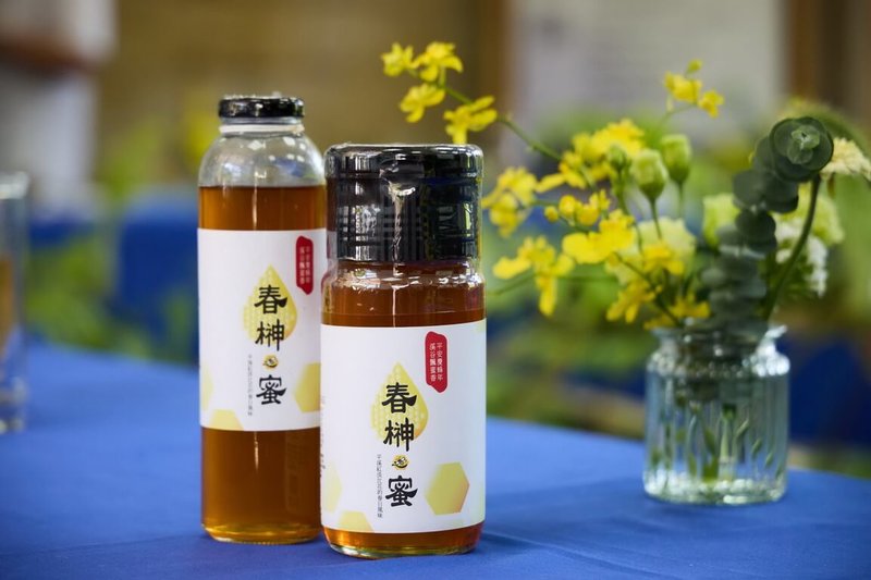 新北市平溪紫東社區以淡蘭古道地區特殊蜜源森式紅淡比,所產的紅淡蜜作為主要商品。(新北市政府提供)中央社記者黃旭昇傳真 115年2月21日