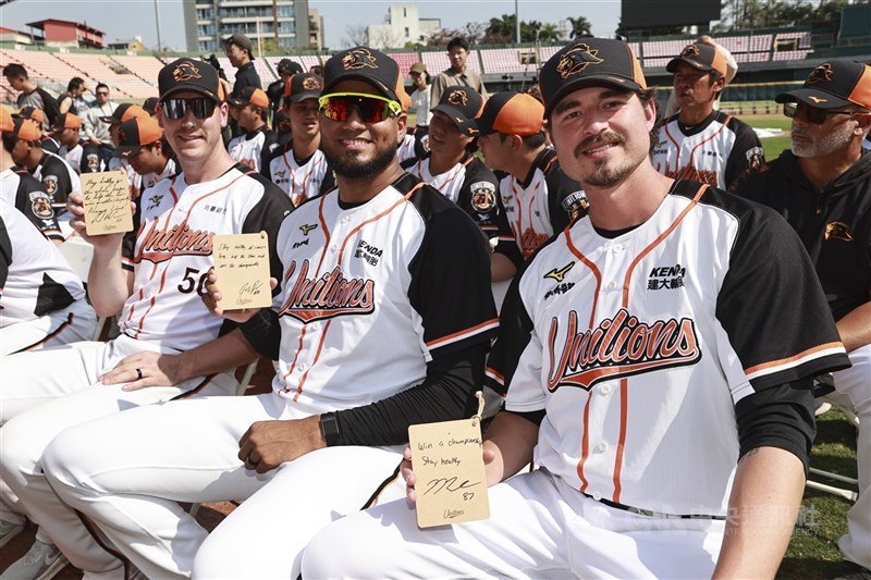 中華職棒統一7-ELEVEn獅隊21日在台南市立棒球場舉行春訓開訓典禮，隊中洋投布雷克（左起）、銳力獅、喬登出席，一起在祈願木牌寫下新球季目標。 中央社記者鄭清元攝　115年2月21日