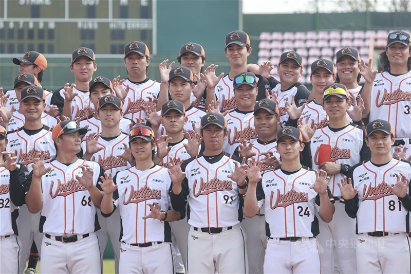 中華職棒統一7-ELEVEn獅隊21日在台南市立棒球場舉行2026年春訓開訓典禮，隊長陳傑憲（前排右2）等人比出「獅爪」手勢合影。 中央社記者鄭清元攝　115年2月21日