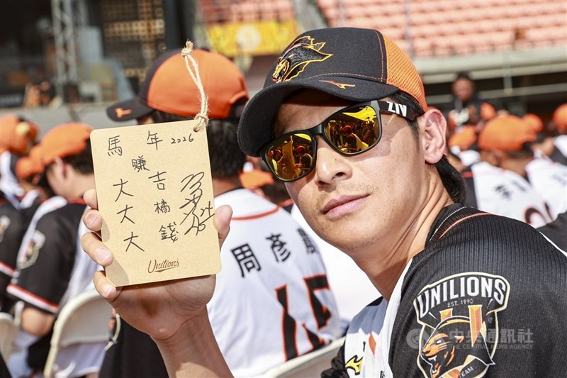 中華職棒統一7-ELEVEn獅隊21日在台南市立棒球場舉行春訓開訓典禮，隊長陳傑憲（圖）出席並在祈願木牌寫下心願。 中央社記者鄭清元攝　115年2月21日