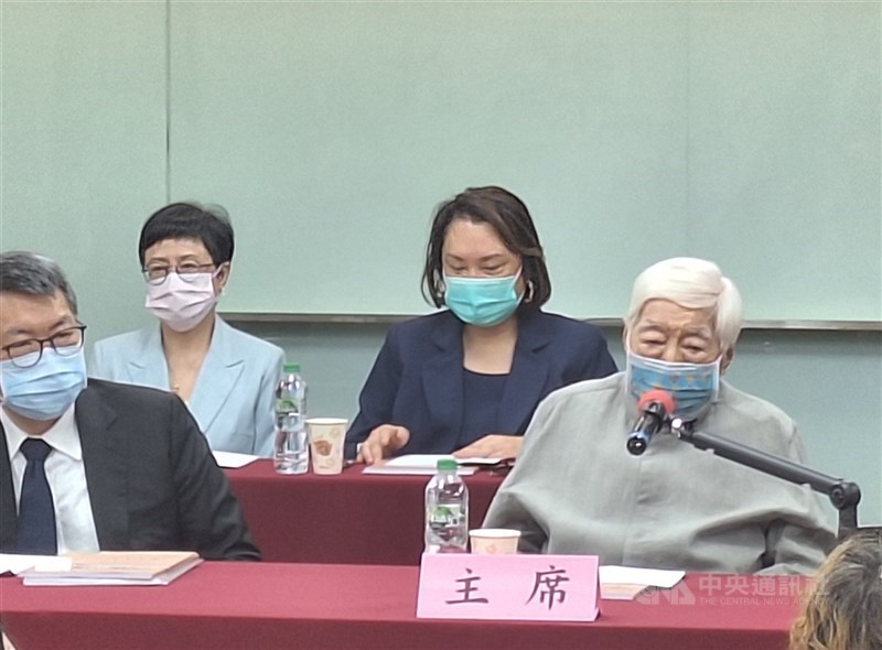 已故南僑集團會長陳飛龍（右）2025年出席股東會，副董事長陳正文（左）報告營運概況。 （中央社檔案照片）