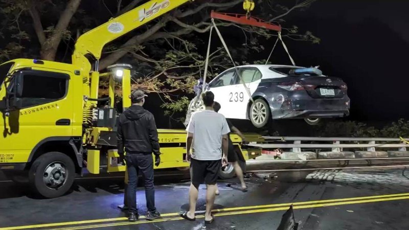 台東縣池上鄉20日晚間近10時接獲民眾通報，有男子醉倒路邊，警消獲報到場處理時，男子竟趁隙將未熄火的巡邏車開走，逃逸約30公里後與車輛發生碰撞才停下，造成3人送醫。（台東縣警察局提供）中央社記者張祈傳真 115年2月21日