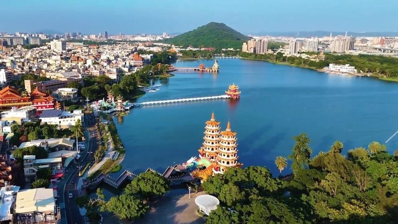 高雄市政府觀光局近5年累積挹注新台幣1億2750萬元預算，對蓮池潭進行改造優化，其中「蓮池潭風景區環境營造工程」已於民國114年完工啟用，打通環潭步道最後一處瓶頸斷點、完善環潭動線。（高雄市政府觀光局提供）中央社記者張已亷傳真　115年2月21日