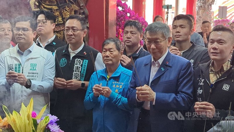 台灣民眾黨創黨主席柯文哲(前右2)21日在地方民意代表及黨工職陪同下,前往台中太平區、北屯區、西屯區等多家宮廟參香,並發送福袋。中央社記者蘇木春攝 115年2月21日