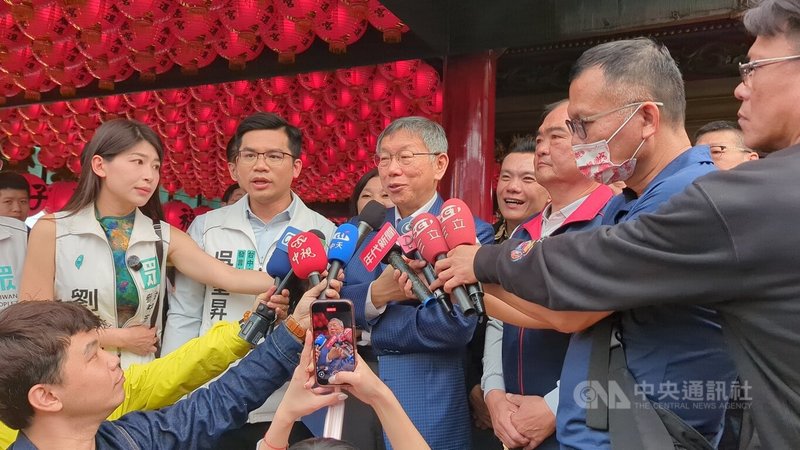 對於美國最高法院裁定全球性關稅無效，台灣民眾黨創黨主席柯文哲（中排左3）21日在台中接受媒體聯訪時表示，美國司法系統還是獨立的，「我們只要密切觀察國際局勢，做快速應變。」中央社記者蘇木春攝　115年2月21日