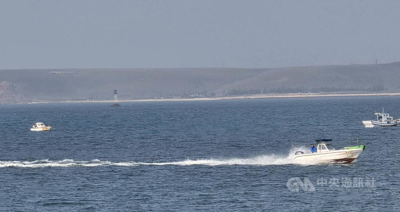 春節連假尾聲，21日澎湖出現了難得的晴朗天氣，沿岸可以看到釣客，海上也出現漁船、快艇。中央社  115年2月21日