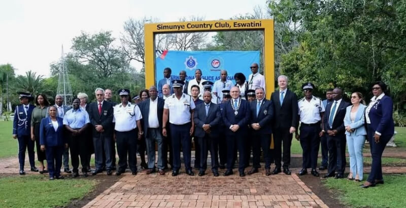 國際警察協會(IPA)非洲分會會議於史瓦帝尼舉行,各國警政代表與史瓦帝尼皇家警察出席與會並合影。駐南非代表處警務秘書呂崇維(2排中)代表台灣參與會議,會議以透過友誼推動警政合作「Policing Through Friendship」為主題,聚焦跨境犯罪與區域警政合作。(駐南非代表處警務秘書呂崇維提供)中央社記者李依璇傳真 115年2月21日