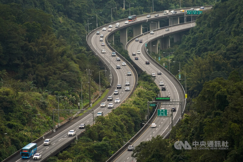 年假尾聲，大年初五出現北返車潮。交通部高公局建議用路人於行駛途中收聽警廣掌握即時路況資訊，避開壅塞路段、時段。圖為21日下午國5宜蘭-坪林路段北上車潮陸續湧現。中央社記者裴禛攝　115年2月21日
