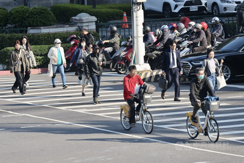 圖為台北市中正區街頭午後陽光露臉，民眾往來穿梭。（中央社檔案照片）