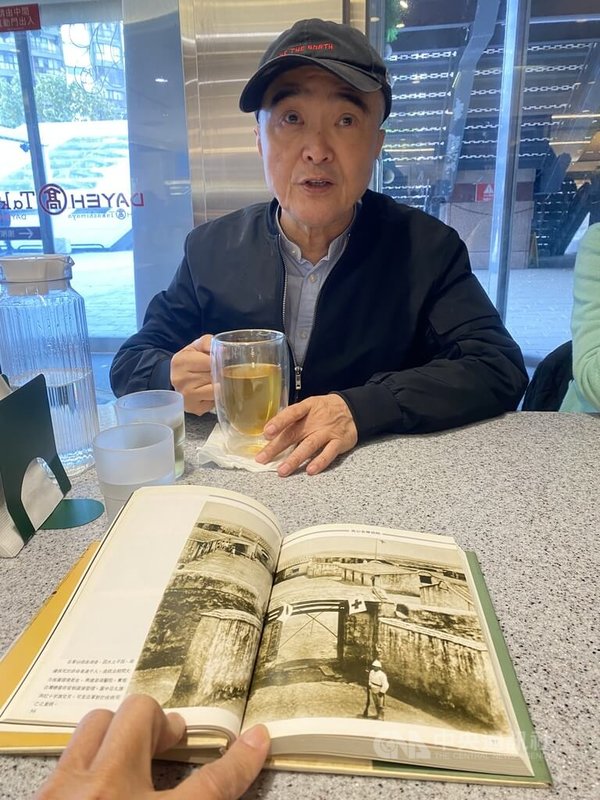 學攝影出身的國立台北教育大學教授楊孟哲（圖），對相機背後的歷史影像有近乎使命感的執著。他收藏珍貴的甲午戰爭後，日本征台200餘幅日軍記錄下的台灣影像。圖為楊孟哲說明他所收藏日軍在澎湖馬公舍營病院的老照片。中央社記者黃旭昇新北攝　115年2月21日