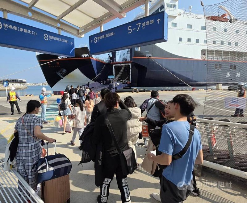 春節連假近尾聲，澎湖海空交通疏運21日進入最高峰，交通部啟動海空聯防機制，分流旅客人潮，返台民眾逾6000人，航行高馬航線的澎湖輪也滿載人車返回高雄。中央社  115年2月21日