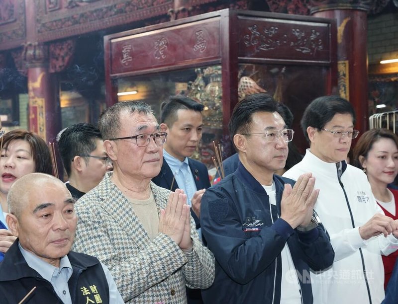 立法院副院長江啟臣（前左3）與台北市副市長李四川（前左2）22日前往新北市新店區的太平宮參拜祈福。中央社記者郭日曉攝　115年2月22日