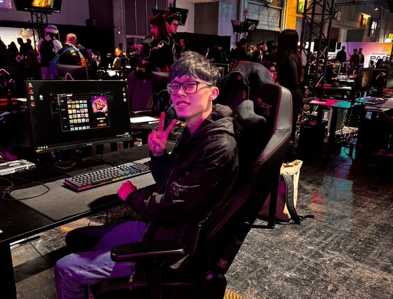 在被譽為「聯盟戰棋」世界大賽的棋手皇冠盃，台灣電競好手WithoutYou（黃則翰）在上季稱王拿到世界冠軍、成為台灣第1人，他受訪表示，希望自己名字被世界看見。（台灣大哥大遊戲營運團隊提供）中央社記者陳容琛傳真　115年2月22日