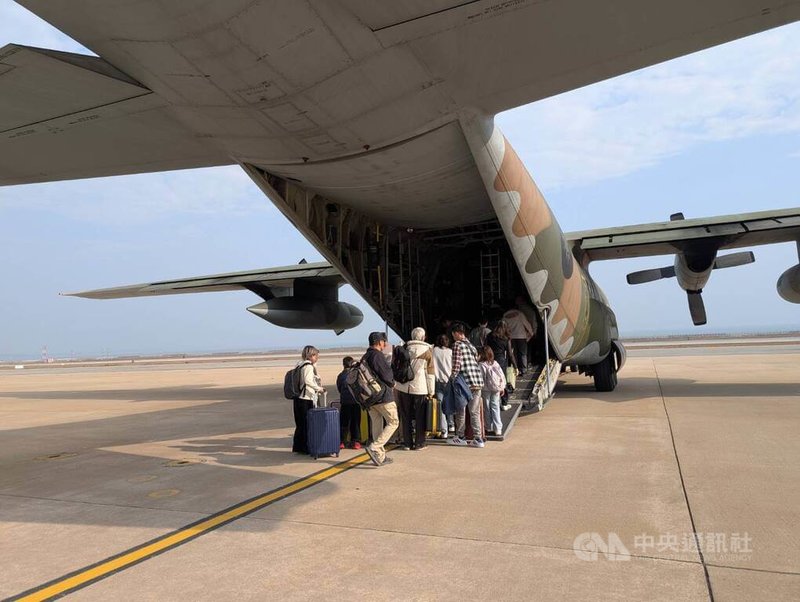 春節連假尾聲，金門機場仍有數百名旅客候補返台，軍機21日、22日均投入協助疏運。圖為22日候補旅客登上開往台中的軍機。中央社記者吳玟嶸攝　115年2月22日
