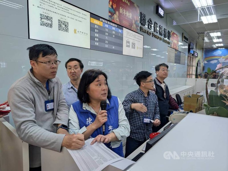 春節連假將結束,為儘速疏運在金門機場候補旅客返台,軍機22日投入協助疏運;國民黨立委陳玉珍(左2)也到場協助軍機叫號作業。中央社記者吳玟嶸攝 115年2月22日