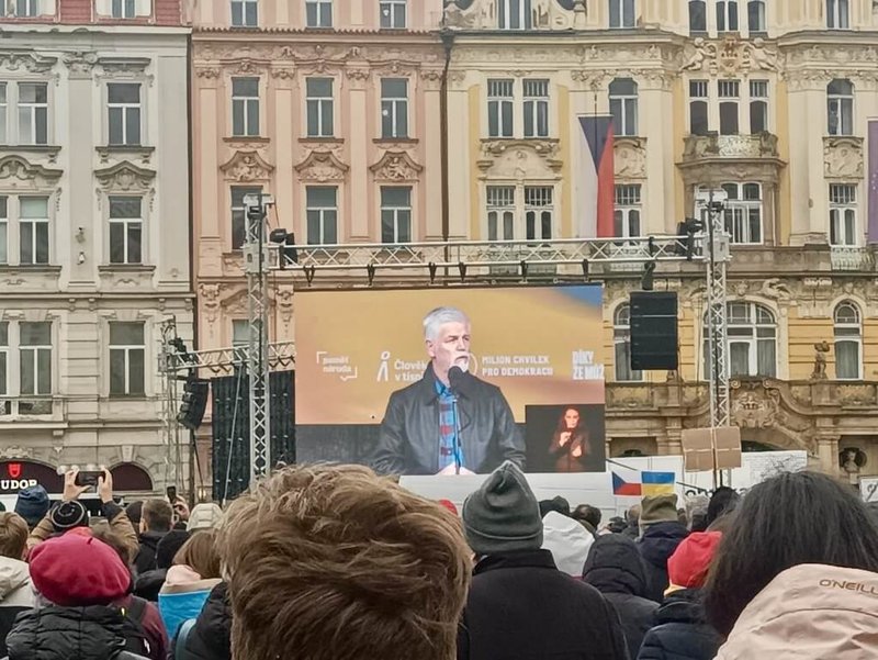 捷克總統帕維爾（Petr Pavel）21日在布拉格舊城廣場的「共同為烏克蘭！」集會上，感謝捷克民眾持續援助烏克蘭抗俄，並呼籲政府繼續提供支持，直到烏克蘭實現和平。（民眾提供）中央社記者劉郁葶布拉格傳真　115年2月22日