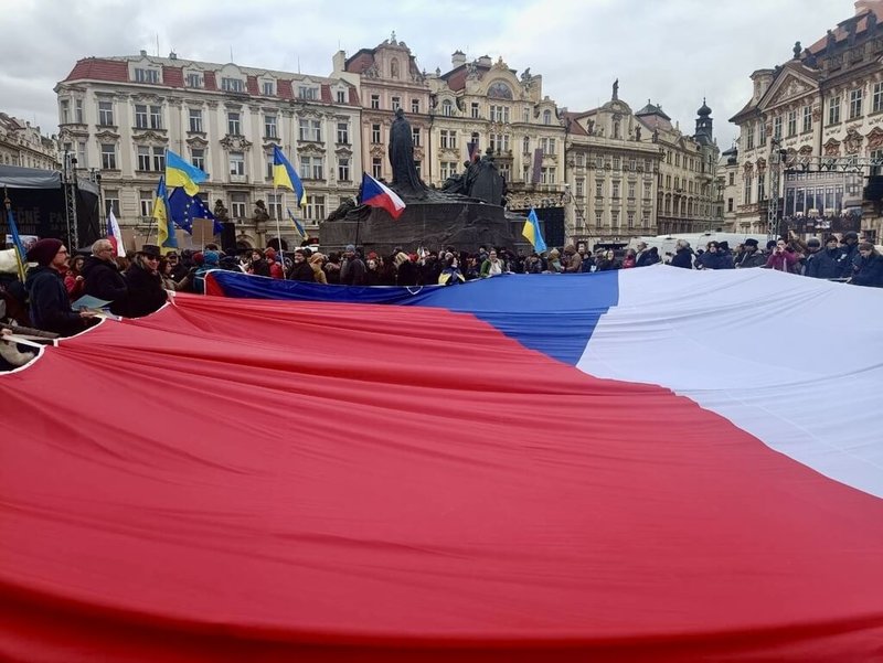 俄羅斯入侵烏克蘭將滿4年，數百人21日在布拉格舊城廣場參加「共同為烏克蘭！」集會。現場多位參與者共同拉著大型捷克國旗布條。（民眾提供）中央社記者劉郁葶布拉格傳真　115年2月22日