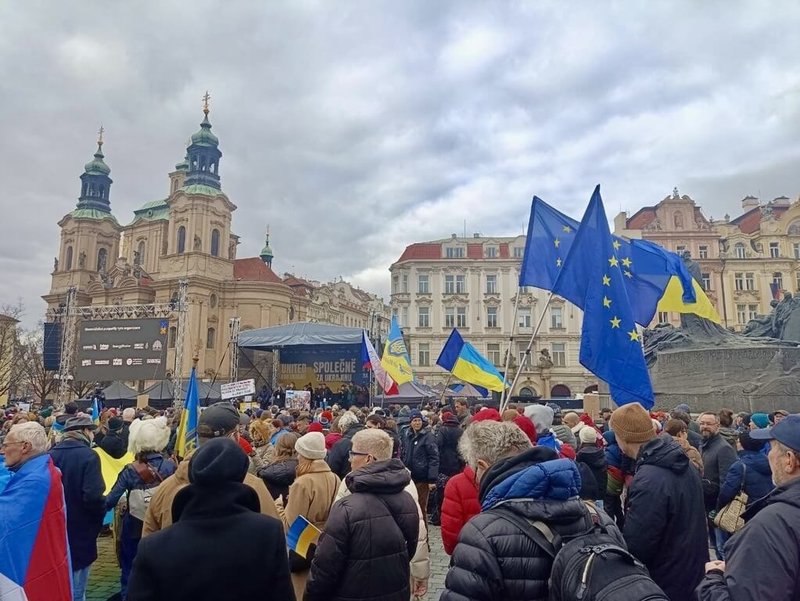 俄羅斯入侵烏克蘭將滿4年，約有800人21日在布拉格舊城廣場參加「共同為烏克蘭！」集會。（捷克民眾Marek提供）中央社記者劉郁葶布拉格傳真　115年2月22日