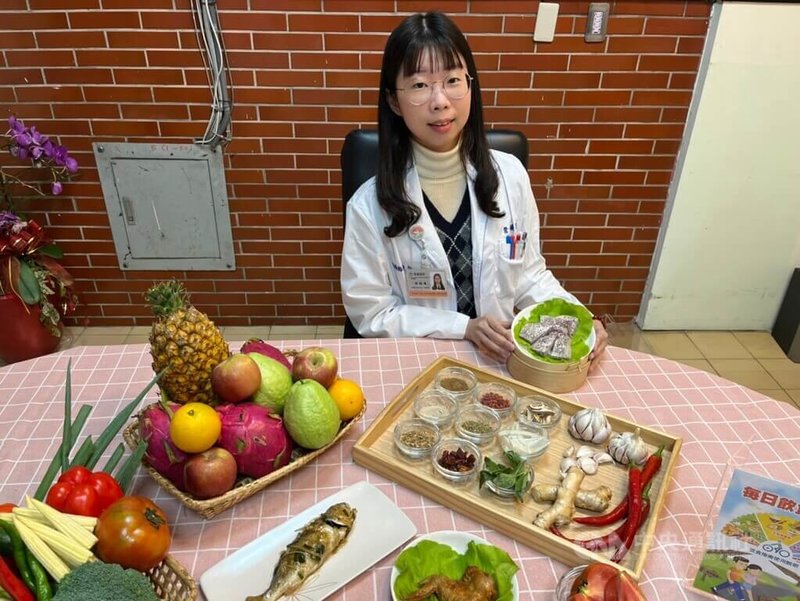 春節過後體重增加，不少人會上網搜尋快速瘦身方法，但若採取極端減肥，恐對身體造成危害。衛生福利部基隆醫院營養師林鈺庭（圖）提出定時定量進食、補足膳食纖維等4項祕訣，從腸道開始讓身體回歸正常。中央社記者王朝鈺攝　115年2月22日