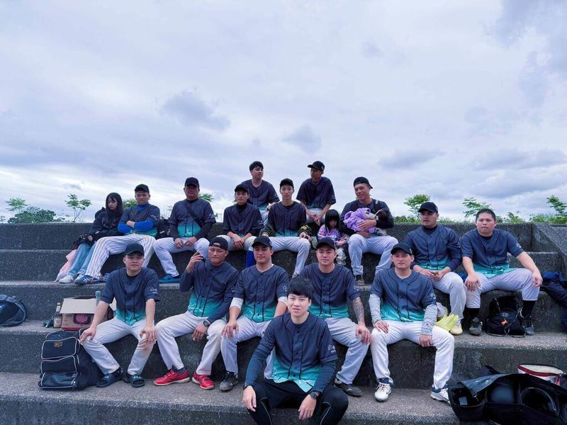 花蓮蒲心長照機構執行長張竣智（前中）為鼓勵員工多運動，出錢出力接手壘球隊，員工家屬、個案家屬都成球場夥伴，征戰縣內賽事屢創佳績。（張竣智提供）中央社記者張祈傳真　115年2月22日