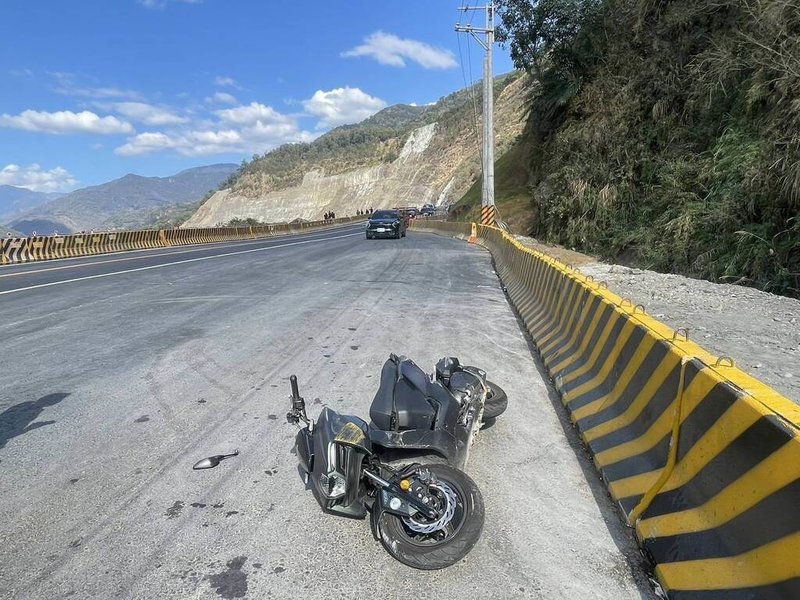 68歲黃姓機車騎士22日行經台20線臨93線1.5K勤和路段時，因不明原因撞擊路旁紐澤西護欄，黃男摔落邊坡，送醫搶救不治，肇事責任及事故原因待釐清。（高雄市政府警察局六龜分局提供）中央社記者張已亷傳真　115年2月22日