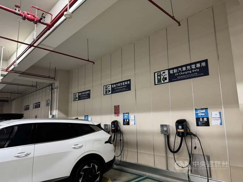 環境部持續推動「車輛汰舊換新抵換媒合」政策，若以汽油小客（貨）車而言，全國不分區包含減碳獎勵、減空污補助及廢車回收金，可申請新台幣1萬6000元。圖為電動車充電情形。中央社記者張雄風攝　115年2月22日