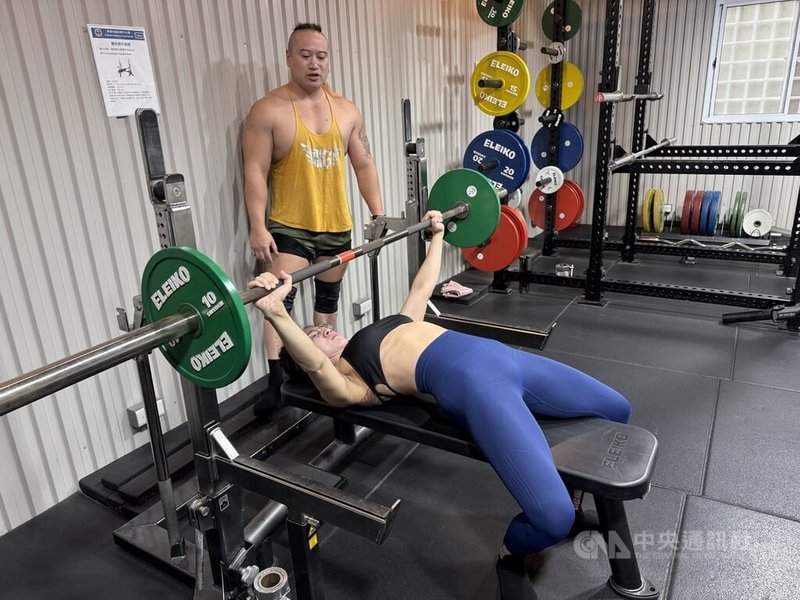 花蓮健力選手方慧玲（前）由先生林曉君（後）獨立培訓，秉持訓練視同比賽的原則，十分紮實。中央社記者張祈攝　115年2月22日