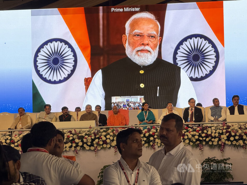富士康與印度HCL集團合資在大諾伊達（Greater Noida）蓋封測廠，印度總理莫迪（Narendra Modi）以視訊方式在動土典禮致詞表示，印度要成為已開發國家，需建立在能自立更生的基礎上，而有印度製的國產晶片，對實現這個目標是至關重要的。中央社記者李晉緯新德里攝　115年2月22日