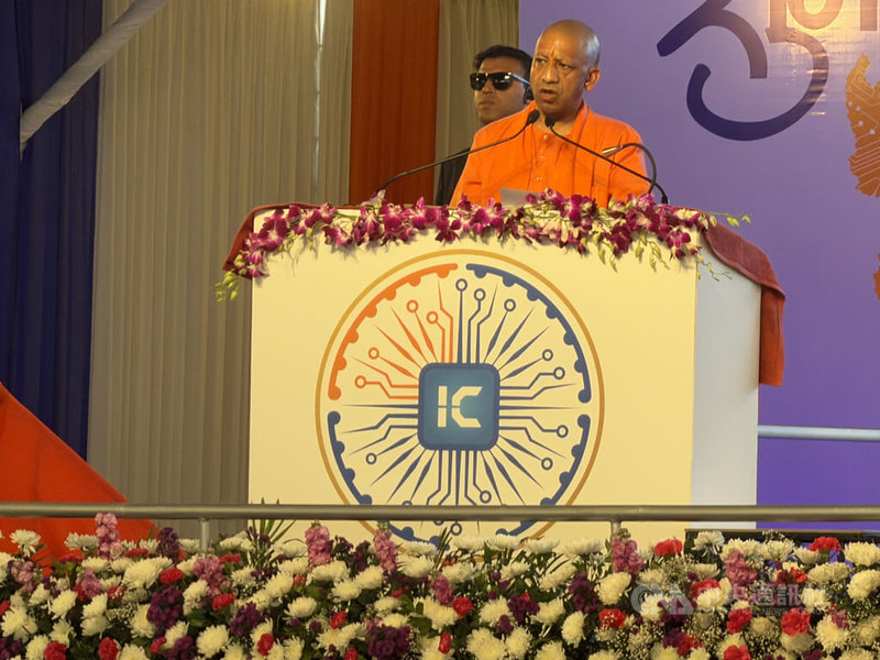 印度北方邦(Uttar Pradesh)首席部長阿蒂提亞納特(Yogi Adityanath)在富士康HCL合資封測廠動土典禮上說:「這裡正成為北方邦的明珠,更是國家的發展重心,與總理(莫迪)對晶片產業提出的願景緊密相連。」中央社記者李晉緯新德里攝 115年2月22日