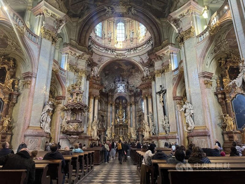 布拉格具有豐富的宗教建築，近期市政府推動「宗教觀光」，整合宗教遺產、朝聖路線與城市傳說，讓國內外遊客深入認識當地宗教文化。圖為位於小城區巴洛克風格的聖尼古拉教堂。中央社記者劉郁葶布拉格攝　115年2月22日