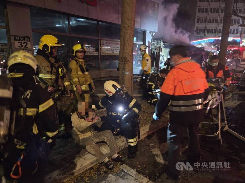 台北市消防局22日晚間獲報莒光路發生火警，派員到場救出受困老翁。（翻攝照片）中央社記者蕭博文傳真　115年2月22日