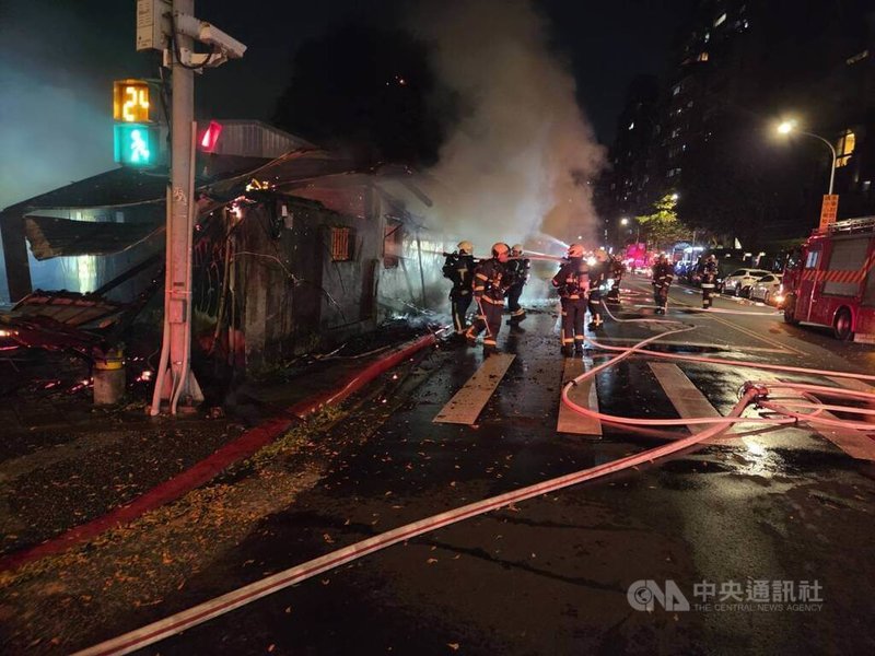 台北市消防局22日晚間獲報莒光路發生火警,出動大批人車前往,經部署2條水線侷限火勢,於晚間8時許撲滅。(翻攝照片)中央社記者蕭博文傳真 115年2月22日