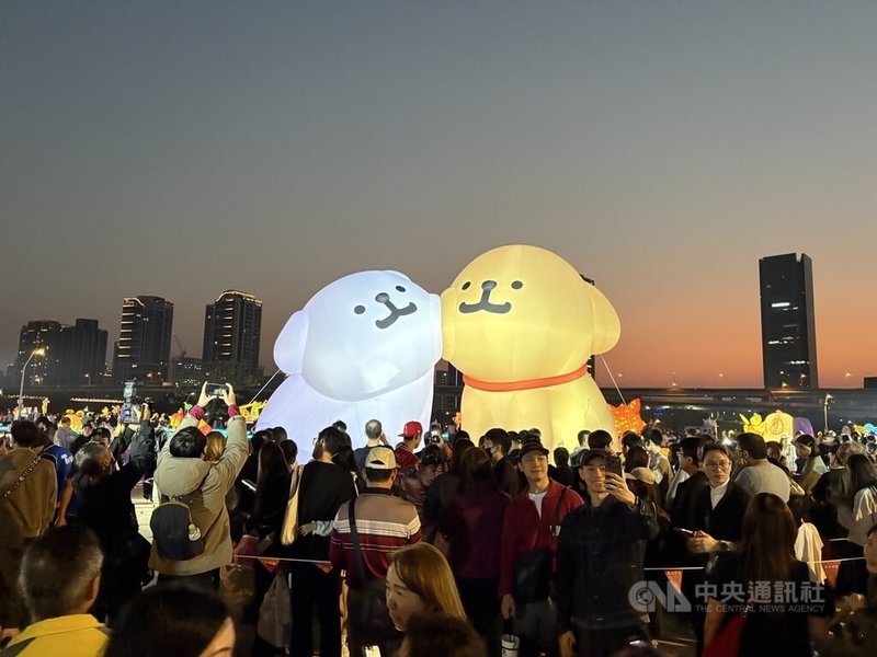 2026新北燈會22日在大都會公園正式開幕，今年首度邀請韓國超人氣IP「線條小狗」跨界聯名，吸引民眾爭相搶拍。中央社記者曹亞沿攝　115年2月22日