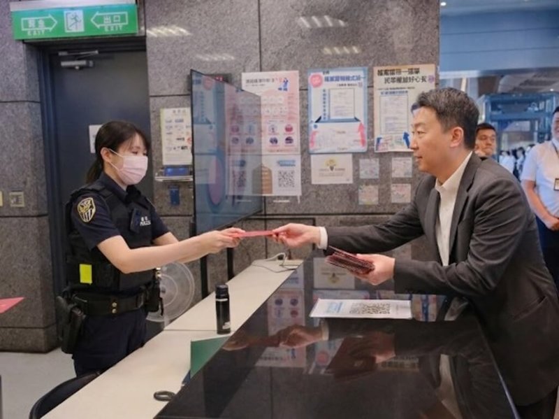 22日是春節連假最後1天,交通部長陳世凱下午到高鐵台中站前進指揮所,視察雙鐵疏運情形勉勵值班人員。(交通部提供)中央社記者汪淑芬傳真 115年2月22日