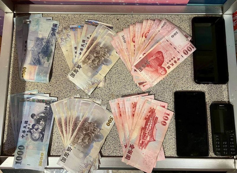 台北市大同區長安西路22日清晨發生計程車司機遭搶案,警方查出2名犯嫌逃往台中市,隨後於台中某網咖查獲林姓、王姓犯嫌,並起獲新台幣1萬5300元贓款。(台北市大同警分局提供)中央社記者蕭博文傳真 115年2月22日