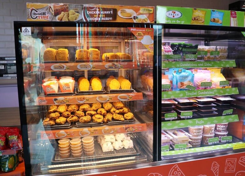 菲律賓7-ELEVEN因應當地飲食習慣設立「Crunch Time」店型，提供每日現炸、區域配送的炸雞及多元炸物，搭配白飯銷售，是當地最受歡迎的餐點之一。（統一超提供）中央社記者何秀玲傳真　115年2月22日