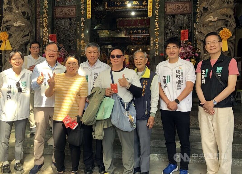 台灣民眾黨創黨主席柯文哲(2排左3)22日在民眾黨嘉義市長參選人、立委張啓楷(2排左2)等人陪同下,前往嘉義大天宮參拜祈福,並與民眾合影。中央社記者黃國芳攝 115年2月22日